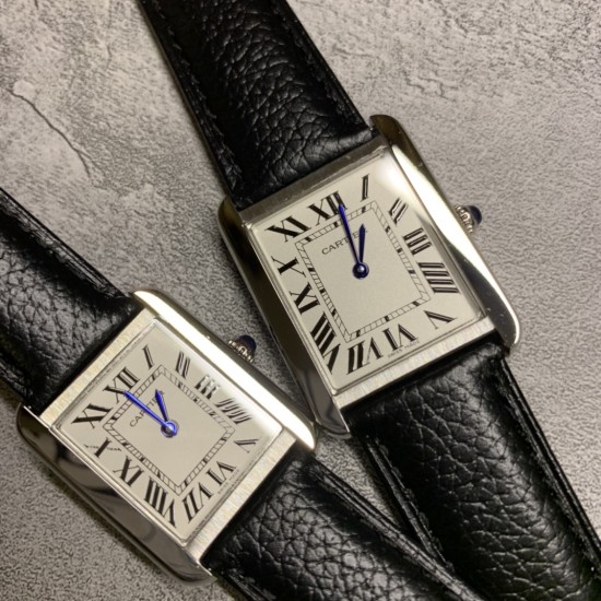 实拍【精品升级版】卡地亚超薄坦克Cartier Tank Solo系列,一款百搭 性价比又高的手表 采用瑞士石英机芯,圆珠形表冠,镶嵌一颗凸圆形合成尖晶石,镀银珠光表盘,罗马数字时标,剑形蓝钢指针,蓝宝石水晶镜面,可搭配进口鳄鱼纹牛皮表带,另有多种颜色荔枝纹原版皮为你打造个性化腕间配饰,直径:小号2431mm,中号2734mm。佩戴舒适柔软服帖,上手显得高贵又典雅,很气质很女人独家货源。「认准细节,欢迎质量对比」 实拍【精品升级版】卡地亚超薄坦克Cartier Tank Solo系列,一款百搭 性价比又高的手表 采用瑞士石英机芯,圆珠形表冠,镶嵌一颗凸圆形合成尖晶石,镀银珠光表盘,罗马数字时标,剑形蓝钢指针,蓝宝石水晶镜面,可搭配进口鳄鱼纹牛皮表带,另有多种颜色荔枝纹原版皮为你打造个性化腕间配饰,直径:小号2431mm,中号2734mm。佩戴舒适柔软服帖,上手显得高贵又典雅,很气质很女人独家货源。「认准细节,欢迎质量对比」
