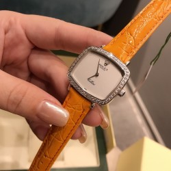 最新劳力士Rolex采用知名经典的设计将它重新呈现，品牌的三方联名创造了一个独特的系列，同时满足了手表和街头爱好者的高要求。尺寸3228mm 进口意大利小牛皮带，腕间流年，诠释你的美，就是如此简单！