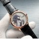 伯爵 PIAGET B0 马到成功,超薄,直径40厚度8MM,采用改装高品质手动上链机芯Cal.1400:原装一致夹板刻字,机芯稳定!蓝宝石水晶镜面,原装比例细节!特别注重手表的大小,弧度,抛光,刻字! 外壳均采用真空电镀,特别是白金款式光亮不掉色,纯正316进口钢材使整表更有坠感,欢迎比对!双面进口意大利小牛皮和原装扣! 三十米防水! 伯爵 PIAGET B0 马到成功,超薄,直径40厚度8MM,采用改装高品质手动上链机芯Cal.1400:原装一致夹板刻字,机芯稳定!蓝宝石水晶镜面,原装比例细节!特别注重手表的大小,弧度,抛光,刻字! 外壳均采用真空电镀,特别是白金款式光亮不掉色,纯正316进口钢材使整表更有坠感,欢迎比对!双面进口意大利小牛皮和原装扣! 三十米防水!