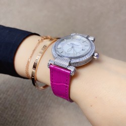 ★实拍 萧邦 CHOPARD IMPERIALE 系列腕表。独特风格带您走进一个新阶段并且成功塑造了崇尚自我表达和与众不同的生活化概念，316精钢材质，此表款全手工镶嵌施华洛世奇水晶钻，成为了美式奢侈生活风格的代表！进口石英机芯以及精细做工，佩戴贴手舒适，设计风格简约明朗。充满奢华璀璨的气息，光彩夺人、让你瞬间提升华丽的气质 ！