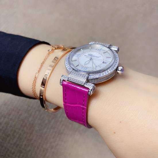 ★实拍 萧邦 CHOPARD IMPERIALE 系列腕表。独特风格带您走进一个新阶段并且成功塑造了崇尚自我表达和与众不同的生活化概念,316精钢材质,此表款全手工镶嵌施华洛世奇水晶钻,成为了美式奢侈生活风格的代表!进口石英机芯以及精细做工,佩戴贴手舒适,设计风格简约明朗。充满奢华璀璨的气息,光彩夺人、让你瞬间提升华丽的气质 ! ★实拍 萧邦 CHOPARD IMPERIALE 系列腕表。独特风格带您走进一个新阶段并且成功塑造了崇尚自我表达和与众不同的生活化概念,316精钢材质,此表款全手工镶嵌施华洛世奇水晶钻,成为了美式奢侈生活风格的代表!进口石英机芯以及精细做工,佩戴贴手舒适,设计风格简约明朗。充满奢华璀璨的气息,光彩夺人、让你瞬间提升华丽的气质 !