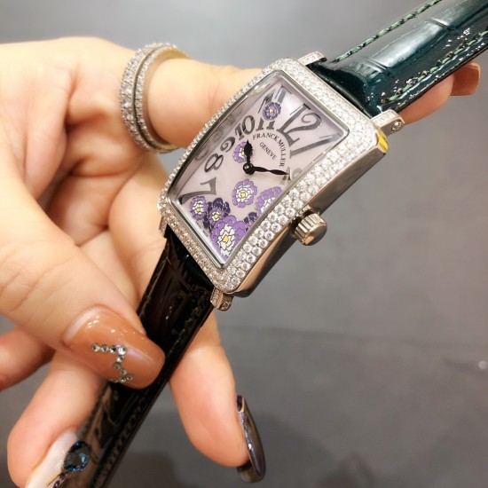 法兰克穆勒Franck muller- Long Island长岛系列时尚腕表,众多网红同款,316L精钢材质,搭配亮皮表带 纯手工施华洛世奇镶嵌工艺制作,满天星能折射更多的光线,突显野性和奢华的特征极其搭配,给各种风格的搭配带来新的光彩,精致典雅,奢华绽放。尺寸40mm*33mm*12mm 法兰克穆勒Franck muller- Long Island长岛系列时尚腕表,众多网红同款,316L精钢材质,搭配亮皮表带 纯手工施华洛世奇镶嵌工艺制作,满天星能折射更多的光线,突显野性和奢华的特征极其搭配,给各种风格的搭配带来新的光彩,精致典雅,奢华绽放。尺寸40mm*33mm*12mm