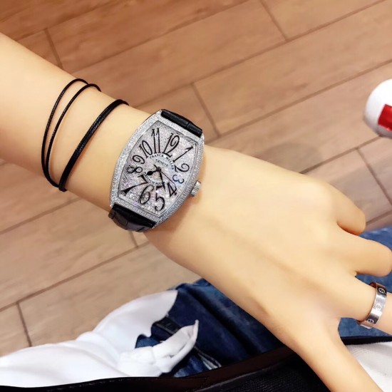 法穆兰 Franck Muller 是深受时尚白领及众多明星追捧的顶级腕表品牌,法兰克穆勒的标志性特征是其酒桶型表壳和夸张的弧度设计,同时也拥有精湛的制表工艺,法兰克穆勒手表凝聚了无限心血、承载了无尽情感,是鉴赏家眼中出类拔萃、独一无二的完美杰作。尺寸32mm*45mm*12mm。 法穆兰 Franck Muller 是深受时尚白领及众多明星追捧的顶级腕表品牌,法兰克穆勒的标志性特征是其酒桶型表壳和夸张的弧度设计,同时也拥有精湛的制表工艺,法兰克穆勒手表凝聚了无限心血、承载了无尽情感,是鉴赏家眼中出类拔萃、独一无二的完美杰作。尺寸32mm*45mm*12mm。