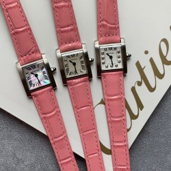 实拍 ♥️新版小牛皮来袭♥️2020最新卡地亚法国坦克Cartier Tank Franaise系列，一款百搭性价比又高的手表 搭配全新专柜欧版风格定制的原厂表带，进口瑞士石英机芯。八角形表冠，镶嵌一颗凸圆形合成尖晶石，剑形蓝钢指针，蓝宝石水晶镜面，采用与原装一致的实心内罩，尺寸：25 x 20mm。佩戴舒适柔软服帖，上手显得高贵又典雅，很气质很女人独家货源。
