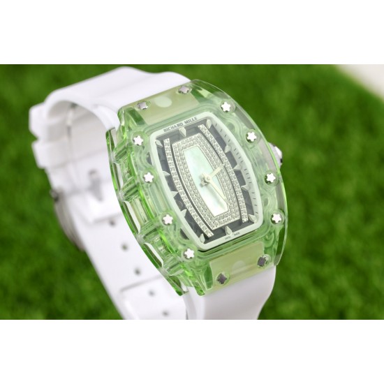 实拍 理查德•米勒清凉夏日最新款RichardMille RM 07-02✨酒桶形表壳由整块绿色由有机玻璃打造而成,配用原装西铁城全自动机芯,顶级橡树表带。尺寸为46mmx32mmx14mm。表壳加工无论从工程还是技术角度都堪称挑战,没有丝毫容错空间。女装腕表以著名的鸡尾酒及其蕴含的精神思潮为灵感。 实拍 理查德•米勒清凉夏日最新款RichardMille RM 07-02✨酒桶形表壳由整块绿色由有机玻璃打造而成,配用原装西铁城全自动机芯,顶级橡树表带。尺寸为46mmx32mmx14mm。表壳加工无论从工程还是技术角度都堪称挑战,没有丝毫容错空间。女装腕表以著名的鸡尾酒及其蕴含的精神思潮为灵感。