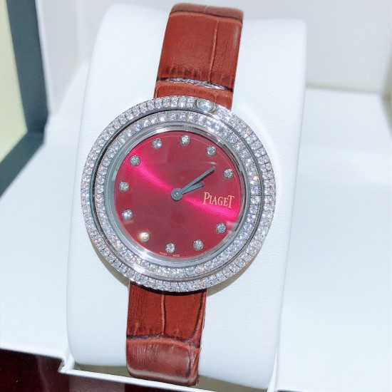 ★实拍 伯爵-PIAGET,时尚石英女款,来自Possession系列诚意推荐,魅力十足的臻品采用瑞士石英机芯,蓝宝石水晶玻璃镜面,表圈可360度旋转,在不经意的旋转之间带来不同的好心情灵动搭配,转动间,专属于你独一无二的个性造型耀目而生有光圈、单排钻和双排钻任性选择!表壳直径34mm厚度8mm。 ★实拍 伯爵-PIAGET,时尚石英女款,来自Possession系列诚意推荐,魅力十足的臻品采用瑞士石英机芯,蓝宝石水晶玻璃镜面,表圈可360度旋转,在不经意的旋转之间带来不同的好心情灵动搭配,转动间,专属于你独一无二的个性造型耀目而生有光圈、单排钻和双排钻任性选择!表壳直径34mm厚度8mm。