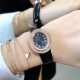 实拍 Cartier HYPNOSE系列腕表卡地亚椭圆双环交叠,演绎卡地亚柔美细腻的标志性风格。腕表灵动深邃,玫瑰金表壳镶嵌明亮式切割圆钻,太阳纹放射效果的表盘与剑形蓝钢指针,搭配鳄鱼皮带 典雅又唯美,再随机配送一条牛皮 30*26mm小号表款,搭配瑞士石英机芯,非常适合女性佩戴。 实拍 Cartier HYPNOSE系列腕表卡地亚椭圆双环交叠,演绎卡地亚柔美细腻的标志性风格。腕表灵动深邃,玫瑰金表壳镶嵌明亮式切割圆钻,太阳纹放射效果的表盘与剑形蓝钢指针,搭配鳄鱼皮带 典雅又唯美,再随机配送一条牛皮 30*26mm小号表款,搭配瑞士石英机芯,非常适合女性佩戴。