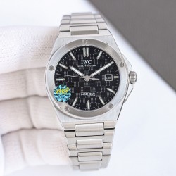 IWC 万国 全新工程师系列！全自动腕表40重塑了上世纪70年代杰罗.尊达风格！表盘经典网格设计和多边形螺丝表壳巨显独特，表带中间链节分别是(全沙带和中亮光)两种，同原装接件加强了腕表更适人体贴合度，蝴蝶式折叠表扣使佩戴感更加舒适。采用2824机芯改同32111机内配防磁盖2824机芯更加稳定！！尺寸40mm厚度10.7mm，冰蓝夜光 ，同时兼具典雅气质与动感活力，外观低调内敛，性能丰富多样。