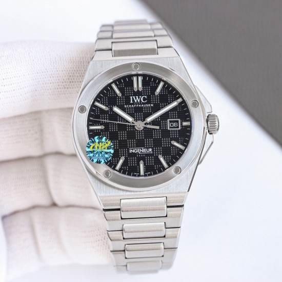 IWC 万国 全新工程师系列!全自动腕表40重塑了上世纪70年代杰罗.尊达风格!表盘经典网格设计和多边形螺丝表壳巨显独特,表带中间链节分别是(全沙带和中亮光)两种,同原装接件加强了腕表更适人体贴合度,蝴蝶式折叠表扣使佩戴感更加舒适。采用2824机芯改同32111机内配防磁盖2824机芯更加稳定!!尺寸40mm厚度10.7mm,冰蓝夜光 ,同时兼具典雅气质与动感活力,外观低调内敛,性能丰富多样。 IWC 万国 全新工程师系列!全自动腕表40重塑了上世纪70年代杰罗.尊达风格!表盘经典网格设计和多边形螺丝表壳巨显独特,表带中间链节分别是(全沙带和中亮光)两种,同原装接件加强了腕表更适人体贴合度,蝴蝶式折叠表扣使佩戴感更加舒适。采用2824机芯改同32111机内配防磁盖2824机芯更加稳定!!尺寸40mm厚度10.7mm,冰蓝夜光 ,同时兼具典雅气质与动感活力,外观低调内敛,性能丰富多样。