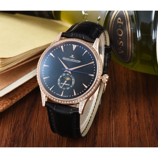 Jaeger-leCoultre Master Ultra Thin Moon积家超薄月相大师系列42mm腕表,简洁的线条设计,赏心悦目的表盘。 显示令表盘尽显活力,6位24小时指针宛如一幕和谐美妙的腕上芭蕾。透过玻璃底盖,机芯运行一目了然。这款厚度仅5.8毫米的超薄机芯向世人证实,超凡的技艺和极尽复杂的功能可以在狭小的空间内完美展现。顶级出品 精品不断 Jaeger-leCoultre Master Ultra Thin Moon积家超薄月相大师系列42mm腕表,简洁的线条设计,赏心悦目的表盘。 显示令表盘尽显活力,6位24小时指针宛如一幕和谐美妙的腕上芭蕾。透过玻璃底盖,机芯运行一目了然。这款厚度仅5.8毫米的超薄机芯向世人证实,超凡的技艺和极尽复杂的功能可以在狭小的空间内完美展现。顶级出品 精品不断