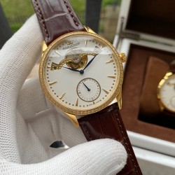 积家 Jaeger Lecoultre 大师系列，精品男士腕表，多功能设计，技艺精湛，独具匠心，尊贵大气，绅士风范。采用全自动机械机芯，顶级316精钢表壳，进口小牛皮表带，矿物质超强镜面，尺寸43-13