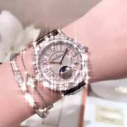 实拍 积家-Jaeger-LeCoultre DAZZLING RENDEZ- VOUS MOON约会系列月相珠宝腕表月之女神，是浪漫与柔美的象征，她掌管着大自然中的潮起潮落和季节更替,是艺术家与诗人们的灵感源泉，在温润莹亮的白色珍珠母贝映衬下,晶莹璀璨的钻石散发出夜空般的静谧之美，表圈镶嵌108颗 钻石,组成两个环绕表壳的同心圆。由36颗以爪镶工艺镶嵌的 钻石组成的外圈,为光芒闪耀的表圈营造出轻盈美妙的质感，尺寸36mm的精钢表壳搭配进口瑞士石英，采用蓝宝石水晶玻璃。