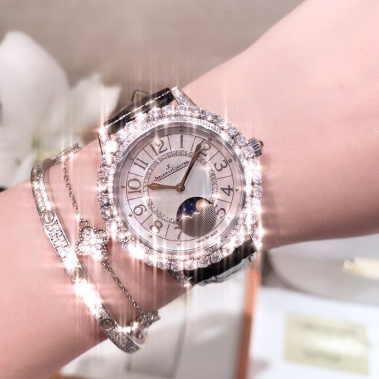 实拍 积家-Jaeger-LeCoultre DAZZLING RENDEZ- VOUS MOON约会系列月相珠宝腕表月之女神,是浪漫与柔美的象征,她掌管着大自然中的潮起潮落和季节更替,是艺术家与诗人们的灵感源泉,在温润莹亮的白色珍珠母贝映衬下,晶莹璀璨的钻石散发出夜空般的静谧之美,表圈镶嵌108颗 钻石,组成两个环绕表壳的同心圆。由36颗以爪镶工艺镶嵌的 钻石组成的外圈,为光芒闪耀的表圈营造出轻盈美妙的质感,尺寸36mm的精钢表壳搭配进口瑞士石英,采用蓝宝石水晶玻璃。 实拍 积家-Jaeger-LeCoultre DAZZLING RENDEZ- VOUS MOON约会系列月相珠宝腕表月之女神,是浪漫与柔美的象征,她掌管着大自然中的潮起潮落和季节更替,是艺术家与诗人们的灵感源泉,在温润莹亮的白色珍珠母贝映衬下,晶莹璀璨的钻石散发出夜空般的静谧之美,表圈镶嵌108颗 钻石,组成两个环绕表壳的同心圆。由36颗以爪镶工艺镶嵌的 钻石组成的外圈,为光芒闪耀的表圈营造出轻盈美妙的质感,尺寸36mm的精钢表壳搭配进口瑞士石英,采用蓝宝石水晶玻璃。