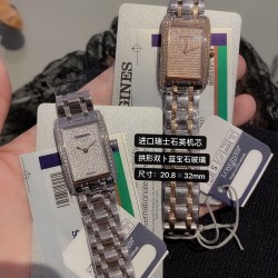 新品上市特惠，买表随机赠送意大利缤纷炫彩表带一条，数量有限送完为止。浪琴表黛绰维纳系列满天星镶钻石英女士腕表，意式生活邂后现代优雅，精致优雅知性，高端配置，字面奢华镶钻，搭配进口瑞士石英机芯，拱形双卜蓝宝石玻璃镜面，精钢表壳表带，表盘尺寸:20.8✖️32mm