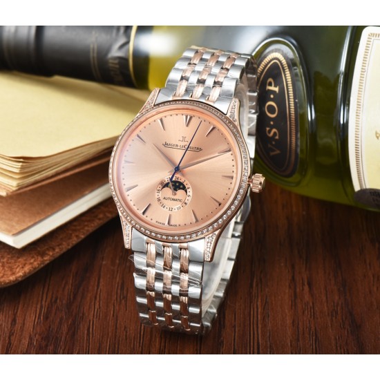Jaeger-leCoultre Master Ultra Thin Moon积家超薄月相大师系列42mm腕表,简洁的线条设计,赏心悦目的表盘。 显示令表盘尽显活力,6位24小时指针宛如一幕和谐美妙的腕上芭蕾。透过玻璃底盖,机芯运行一目了然。这款厚度仅5.8毫米的超薄机芯向世人证实,超凡的技艺和极尽复杂的功能可以在狭小的空间内完美展现。顶级出品 精品不断 Jaeger-leCoultre Master Ultra Thin Moon积家超薄月相大师系列42mm腕表,简洁的线条设计,赏心悦目的表盘。 显示令表盘尽显活力,6位24小时指针宛如一幕和谐美妙的腕上芭蕾。透过玻璃底盖,机芯运行一目了然。这款厚度仅5.8毫米的超薄机芯向世人证实,超凡的技艺和极尽复杂的功能可以在狭小的空间内完美展现。顶级出品 精品不断