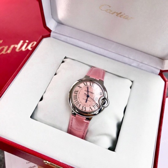 卡地亚 「 Cartier 」原装1:1复刻 、凸面弧形表壳,扭索雕纹表盘,剑形指针,在卡地亚制表世界中,Ballon Bleu 蓝气球腕表以风格细腻,格调高雅著称。 卡地亚 「 Cartier 」原装1:1复刻 、凸面弧形表壳,扭索雕纹表盘,剑形指针,在卡地亚制表世界中,Ballon Bleu 蓝气球腕表以风格细腻,格调高雅著称。