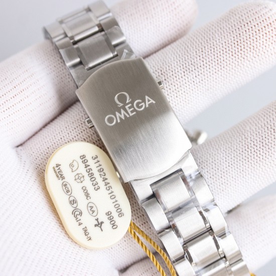 OMEGA 欧米茄 赛车计时码表【SPEEDMASTER】TVS自主研发自制9900机芯,3点盘为【12小时】和【60分钟】累积计时盘。所有功能及外观与原版一致,TVS匠心之作【1】钢材都是采用进口AISI316L特钢加硬处理制造,所以硬度都达到240HV,你看到的表壳沙纹清晰细腻洁白没有气孔完美缔造还原正品一样材质【2】通透弧拱形蓝宝石水晶玻璃镜面另表盘更加凸显【3】哑光表盘搭配镀白金条钉,夜光采用进口超强夜光粉制造【4】超霸月球系列搭配精钢表带与进口牛皮带,表带与陶瓷圈可以原版互换。 OMEGA 欧米茄 赛车计时码表【SPEEDMASTER】TVS自主研发自制9900机芯,3点盘为【12小时】和【60分钟】累积计时盘。所有功能及外观与原版一致,TVS匠心之作【1】钢材都是采用进口AISI316L特钢加硬处理制造,所以硬度都达到240HV,你看到的表壳沙纹清晰细腻洁白没有气孔完美缔造还原正品一样材质【2】通透弧拱形蓝宝石水晶玻璃镜面另表盘更加凸显【3】哑光表盘搭配镀白金条钉,夜光采用进口超强夜光粉制造【4】超霸月球系列搭配精钢表带与进口牛皮带,表带与陶瓷圈可以原版互换。