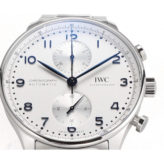 V6S新品,IWC万国表为其经典全新葡萄牙系列计时腕表推出首款精钢表链款式。IWC万国表首次为这款经典时计系列腕表配备精钢表链,令IWC万国表葡萄牙系列计时腕表更添几分灵活随性。表链经过抛光与拉丝工艺修饰,精密入微,优美雅致;蝴蝶式折叠表扣赋予其符合人体工学的贴心设计,细腻贴合手腕,佩戴无比舒适。配备精钢表链的全新表款采用精钢表壳,腕表内部搭载IWC万国表自制69355型计时机芯,坚固而精准,采用经典导柱轮设计,透过蓝宝石玻璃表背可纵览机芯风采。高效双向棘爪上链系统提供46小时动力储备。 V6S新品,IWC万国表为其经典全新葡萄牙系列计时腕表推出首款精钢表链款式。IWC万国表首次为这款经典时计系列腕表配备精钢表链,令IWC万国表葡萄牙系列计时腕表更添几分灵活随性。表链经过抛光与拉丝工艺修饰,精密入微,优美雅致;蝴蝶式折叠表扣赋予其符合人体工学的贴心设计,细腻贴合手腕,佩戴无比舒适。配备精钢表链的全新表款采用精钢表壳,腕表内部搭载IWC万国表自制69355型计时机芯,坚固而精准,采用经典导柱轮设计,透过蓝宝石玻璃表背可纵览机芯风采。高效双向棘爪上链系统提供46小时动力储备。