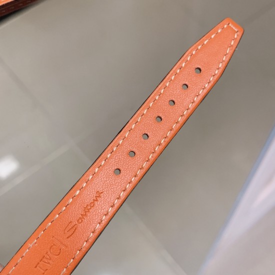 实拍【IWC 2019推出女士全新 Portofino波涛菲诺系列】1⃣️:壳套尺寸34mm/8.8mm采用316精钢材质打磨,每个壳套全程CNC处理所有细节达到完美2⃣️:采用进口日本9015天文台级别经过本厂严格把控 调试 达到零返修稳定性3⃣️:采用瑞士蓝宝石镜面 通透明亮4⃣️字面采用简洁的条丁罗马和表盘十二颗 设计呈现出精致典雅之感5⃣️:表带采用原装快速更换系统 搭配意大利小牛皮皮质柔软细腻:有六种颜色可选(绿色,兰色,黑色,深棕,酒红,粉色)6⃣️:原装表扣采用316精钢材质打磨 实拍【IWC 2019推出女士全新 Portofino波涛菲诺系列】1⃣️:壳套尺寸34mm/8.8mm采用316精钢材质打磨,每个壳套全程CNC处理所有细节达到完美2⃣️:采用进口日本9015天文台级别经过本厂严格把控 调试 达到零返修稳定性3⃣️:采用瑞士蓝宝石镜面 通透明亮4⃣️字面采用简洁的条丁罗马和表盘十二颗 设计呈现出精致典雅之感5⃣️:表带采用原装快速更换系统 搭配意大利小牛皮皮质柔软细腻:有六种颜色可选(绿色,兰色,黑色,深棕,酒红,粉色)6⃣️:原装表扣采用316精钢材质打磨