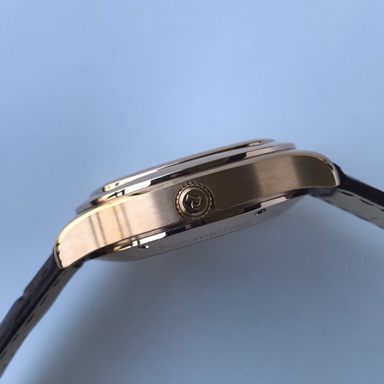 TW出品【高端品质复刻版】伯爵 黑带系列 Piaget BLACK -TIE系列GOA32017 男士腕表 枕形的表壳以不同的几何造型完美和谐地搭配在一起 体现出伯爵匠心独具的创意 造工精湛的机芯不仅拥有时 分和小秒针显示 同时还能区分昼夜 精确显示第二地时间 并配有大型日期显示窗 在设计典雅的表盘上清晰呈现各项功能 尺寸42mm 机芯型号 850P全自动机械 蓝宝石水晶玻璃 进口牛皮 原装折叠扣 是陪伴您外出旅游的最佳旅行腕表 TW出品【高端品质复刻版】伯爵 黑带系列 Piaget BLACK -TIE系列GOA32017 男士腕表 枕形的表壳以不同的几何造型完美和谐地搭配在一起 体现出伯爵匠心独具的创意 造工精湛的机芯不仅拥有时 分和小秒针显示 同时还能区分昼夜 精确显示第二地时间 并配有大型日期显示窗 在设计典雅的表盘上清晰呈现各项功能 尺寸42mm 机芯型号 850P全自动机械 蓝宝石水晶玻璃 进口牛皮 原装折叠扣 是陪伴您外出旅游的最佳旅行腕表