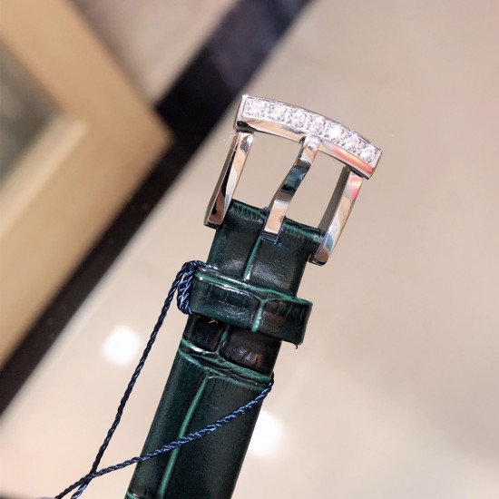 实拍 萧邦新款不断 重点推荐 重磅来袭 LHEUR DU DIAMANT珠宝镶系列，全套精钢镂空打造，光滑精致无暇，采用最新手法三爪镶石工艺，与原装正品一致，尺寸及细节完美至无可挑剔，整表美轮美奂由你任意搭配出行或各种宴会派对，该款专用进口机械机芯，整机保持原状态无改动，稳定性众所周知！表扣饱满不显臃肿，七颗钻石及整个表扣呈现的弧度与镂空的鸟巢壳身完美绝配，搭配之对应效果令你无可挑剔，表带制作精良，狠下本钱采用进口高光牛皮 一点也不逊于市场的一般鳄鱼皮。