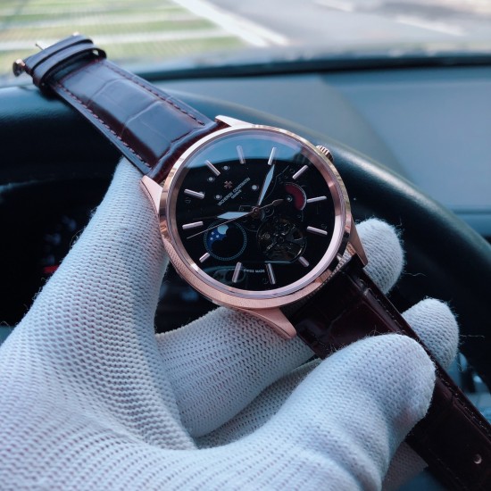 SJ出品 品牌:江诗丹顿༶VacheronConstantinv Z2 款式:尊贵绅士潮男腕表༶机械尺寸:43mm13mm 机芯:三针飞轮月相机械镜面:矿物质水晶玻璃材料:316精钢表扣:折叠扣 精致打造 三杰完美呈现༶精品力推༶欢迎转载 SJ为你精心挑选超真实男士机械腕表 SJ出品 品牌:江诗丹顿༶VacheronConstantinv Z2 款式:尊贵绅士潮男腕表༶机械尺寸:43mm13mm 机芯:三针飞轮月相机械镜面:矿物质水晶玻璃材料:316精钢表扣:折叠扣 精致打造 三杰完美呈现༶精品力推༶欢迎转载 SJ为你精心挑选超真实男士机械腕表