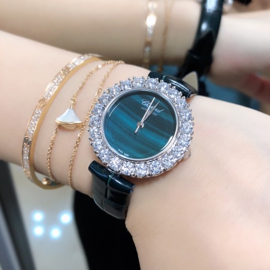 实拍 萧邦新款不断 重点推荐 重磅来袭 LHEUR DU DIAMANT珠宝镶系列，全套精钢镂空打造，光滑精致无暇，采用最新手法三爪镶石工艺，与原装正品一致，尺寸及细节完美至无可挑剔，整表美轮美奂由你任意搭配出行或各种宴会派对，该款专用进口机械机芯，整机保持原状态无改动，稳定性众所周知！表扣饱满不显臃肿，七颗钻石及整个表扣呈现的弧度与镂空的鸟巢壳身完美绝配，搭配之对应效果令你无可挑剔，表带制作精良，狠下本钱采用进口高光牛皮 一点也不逊于市场的一般鳄鱼皮。