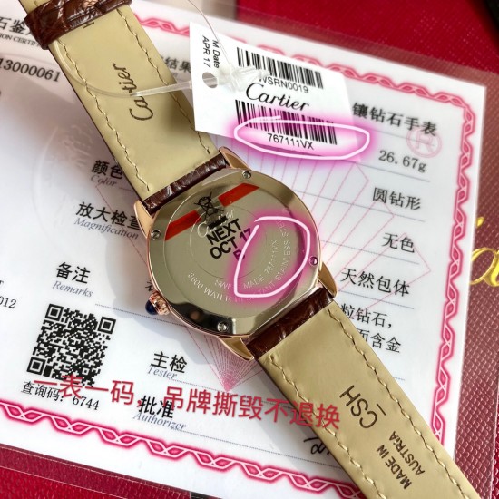 新款首发!卡地亚18K玫瑰金时尚女士金表到货!Ronde de Cartier(卡地亚伦敦)系列,表圈镶嵌54颗VS1.2足反天然真钻,每一颗都是经过GTC权威机构检验,证书联网可查真伪,确保每颗钻石真材实料!原装瑞士石英机芯,表径29mm;表壳、表扣包18K玫瑰金,再无掉色之忧;把的镶嵌天然尖晶石,散发的淡淡蓝光令人陶醉;高温淬火烧钢蓝指针,美洲鳄鱼皮表带更彰显腕表高贵优雅气质!独家货源!另赠送同款美洲鳄鱼皮表带一副,买到就是赚到!配卡地亚新款包装一手价出! 新款首发!卡地亚18K玫瑰金时尚女士金表到货!Ronde de Cartier(卡地亚伦敦)系列,表圈镶嵌54颗VS1.2足反天然真钻,每一颗都是经过GTC权威机构检验,证书联网可查真伪,确保每颗钻石真材实料!原装瑞士石英机芯,表径29mm;表壳、表扣包18K玫瑰金,再无掉色之忧;把的镶嵌天然尖晶石,散发的淡淡蓝光令人陶醉;高温淬火烧钢蓝指针,美洲鳄鱼皮表带更彰显腕表高贵优雅气质!独家货源!另赠送同款美洲鳄鱼皮表带一副,买到就是赚到!配卡地亚新款包装一手价出!