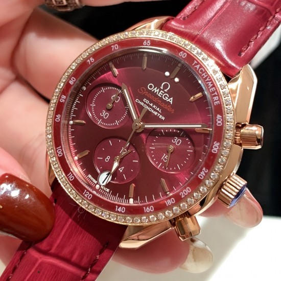 ★实拍 欧米茄-OMEGA 六针超霸系列多功能石英 女士腕表 表盘內设有横向椭圆形小表盘,6点钟位置设有垂直椭圆日历窗口。时针、分针及小秒盘的秒针均经过镀铑处理,( Omega)超霸系列以其标志性的外观设计以及精准走时的机芯品质深受消费者的喜爱。超霸系列的配色款式很多,提供给了消费者很多的选择 ★实拍 欧米茄-OMEGA 六针超霸系列多功能石英 女士腕表 表盘內设有横向椭圆形小表盘,6点钟位置设有垂直椭圆日历窗口。时针、分针及小秒盘的秒针均经过镀铑处理,( Omega)超霸系列以其标志性的外观设计以及精准走时的机芯品质深受消费者的喜爱。超霸系列的配色款式很多,提供给了消费者很多的选择