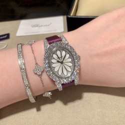萧邦   LHEURE DU DIAMANT MEDIUM OVAL 此款LHeure du Diamant 椭圆形切割贝壳雕纹镶钻表盘 环以点缀钻石的表圈 优雅气韵 时尚风格和萧邦精湛的手工艺尽显无遗 光华耀眼