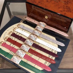法兰克穆勒 Franck Muller 长岛系列腕表、深受时尚白领及众多明星追捧的顶级品牌，以经典的长方形线条设计呈现、精湛的制表工艺，默默绽放着美丽的光泽。表圈华丽钻石镶嵌，如同精美的王冠，让整款腕表浸润在梦幻清澈的光芒之中。表盘上独特的数字刻度打破常规，流淌着别致的韵律，令人印象深刻。尺寸26mm*45mm*8mm。