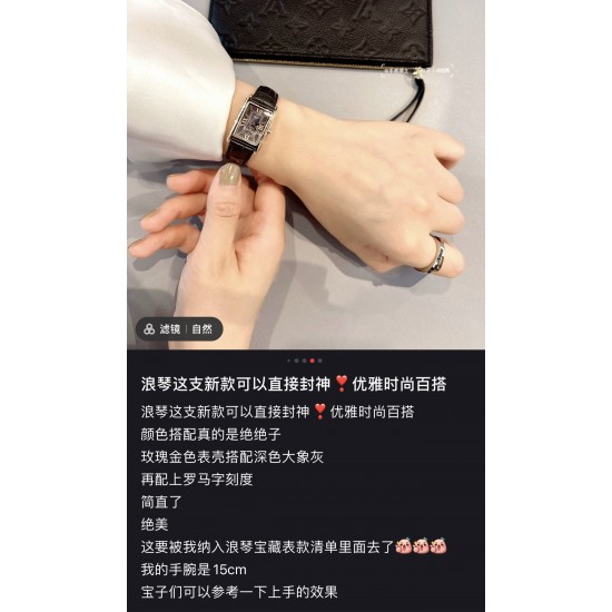 上手女人味十足,满满的高级感!雾霾灰鳄鱼皮表带新款上市浪琴表黛绰维纳系列石英女士腕表,意式生活邂后现代优雅,精致优雅知性,高端配置,搭配进口石英机芯,拱形双卜蓝宝石玻璃镜面,精钢表壳表盘尺寸:20.8✖️32mm 上手女人味十足,满满的高级感!雾霾灰鳄鱼皮表带新款上市浪琴表黛绰维纳系列石英女士腕表,意式生活邂后现代优雅,精致优雅知性,高端配置,搭配进口石英机芯,拱形双卜蓝宝石玻璃镜面,精钢表壳表盘尺寸:20.8✖️32mm