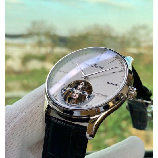 积家(Jaeger-LeCoultre)男士腕表,6字位置置设陀飞轮装置,精美的摆轮与擒纵轮不断的摆动,表盘镶贴了立体锥形的时标刻度 腕表采用42mm精钢材质! 积家(Jaeger-LeCoultre)男士腕表,6字位置置设陀飞轮装置,精美的摆轮与擒纵轮不断的摆动,表盘镶贴了立体锥形的时标刻度 腕表采用42mm精钢材质!
