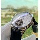 积家(Jaeger-LeCoultre)男士腕表,6字位置置设陀飞轮装置,精美的摆轮与擒纵轮不断的摆动,表盘镶贴了立体锥形的时标刻度 腕表采用42mm精钢材质! 积家(Jaeger-LeCoultre)男士腕表,6字位置置设陀飞轮装置,精美的摆轮与擒纵轮不断的摆动,表盘镶贴了立体锥形的时标刻度 腕表采用42mm精钢材质!