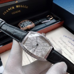 法兰克穆勒-Franck Muller 深受时尚男士及众多明星追捧的顶级腕表品牌，法兰克穆勒的标志性特征是其酒桶型表壳和夸张的弧度设计敖，采用手工镶砖手法制作，同时也拥有精湛的制表工艺，搭配全自动日本机械机芯，法兰克穆勒手表凝聚了无限心血、承载了无尽情感，是鉴赏家眼中出类拔萃敖、独一无二的完美杰作。尺寸55mmx42mmx13。FM-club™ 倾情推荐❗️
