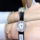 实拍 Cartier HYPNOSE系列腕表卡地亚椭圆双环交叠,演绎卡地亚柔美细腻的标志性风格。腕表灵动深邃,玫瑰金表壳镶嵌明亮式切割圆钻,太阳纹放射效果的表盘与剑形蓝钢指针,搭配鳄鱼皮带 典雅又唯美,再随机配送一条牛皮 30*26mm小号表款,搭配瑞士石英机芯,非常适合女性佩戴。 实拍 Cartier HYPNOSE系列腕表卡地亚椭圆双环交叠,演绎卡地亚柔美细腻的标志性风格。腕表灵动深邃,玫瑰金表壳镶嵌明亮式切割圆钻,太阳纹放射效果的表盘与剑形蓝钢指针,搭配鳄鱼皮带 典雅又唯美,再随机配送一条牛皮 30*26mm小号表款,搭配瑞士石英机芯,非常适合女性佩戴。