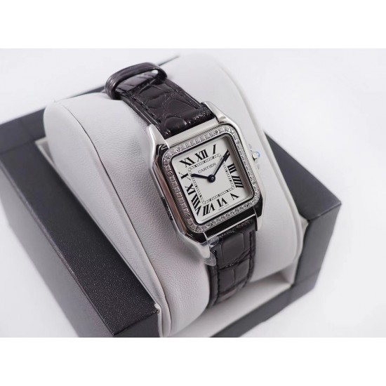 实拍 8848F Panthre de Cartier 卡地亚猎豹手表,华丽而不羁,是Panthre de Cartier猎豹所传达的美学风格。它线条流畅,魅惑动人,柔软服帖于腕间,宛若在肌肤上翩翩起舞。独特的造型彰显成熟优雅、自信动人的女性形象。表壳一体成型,搭配正品使用原装瑞士石英机芯,316L精钢壳套,镶嵌钻石 把头镶嵌一颗合成蓝色尖晶石,镀银表盘,剑形蓝钢指针,100%三度防水,尺寸:27 x 37毫米,22*30毫米,二个尺寸。每块表都有独立的机身编号。 实拍 8848F Panthre de Cartier 卡地亚猎豹手表,华丽而不羁,是Panthre de Cartier猎豹所传达的美学风格。它线条流畅,魅惑动人,柔软服帖于腕间,宛若在肌肤上翩翩起舞。独特的造型彰显成熟优雅、自信动人的女性形象。表壳一体成型,搭配正品使用原装瑞士石英机芯,316L精钢壳套,镶嵌钻石 把头镶嵌一颗合成蓝色尖晶石,镀银表盘,剑形蓝钢指针,100%三度防水,尺寸:27 x 37毫米,22*30毫米,二个尺寸。每块表都有独立的机身编号。