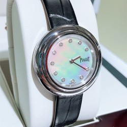 ★实拍 伯爵-PIAGET，时尚石英女款，来自Possession系列诚意推荐，魅力十足的臻品采用瑞士石英机芯，蓝宝石水晶玻璃镜面，表圈可360度旋转，在不经意的旋转之间带来不同的好心情灵动搭配，转动间，专属于你独一无二的个性造型耀目而生有光圈、单排钻和双排钻任性选择！表壳直径34mm厚度8mm。