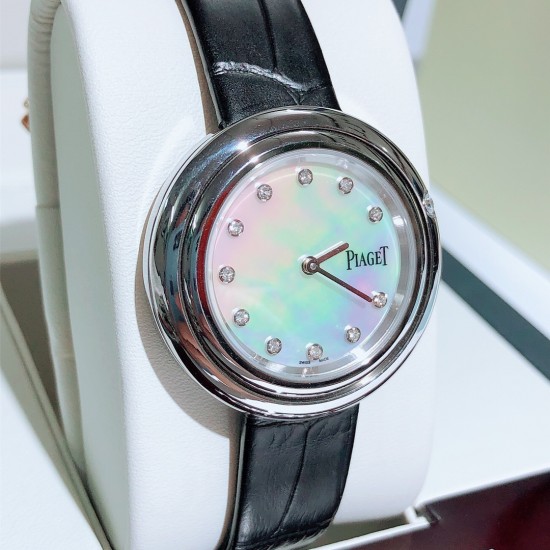 ★实拍 伯爵-PIAGET,时尚石英女款,来自Possession系列诚意推荐,魅力十足的臻品采用瑞士石英机芯,蓝宝石水晶玻璃镜面,表圈可360度旋转,在不经意的旋转之间带来不同的好心情灵动搭配,转动间,专属于你独一无二的个性造型耀目而生有光圈、单排钻和双排钻任性选择!表壳直径34mm厚度8mm。 ★实拍 伯爵-PIAGET,时尚石英女款,来自Possession系列诚意推荐,魅力十足的臻品采用瑞士石英机芯,蓝宝石水晶玻璃镜面,表圈可360度旋转,在不经意的旋转之间带来不同的好心情灵动搭配,转动间,专属于你独一无二的个性造型耀目而生有光圈、单排钻和双排钻任性选择!表壳直径34mm厚度8mm。