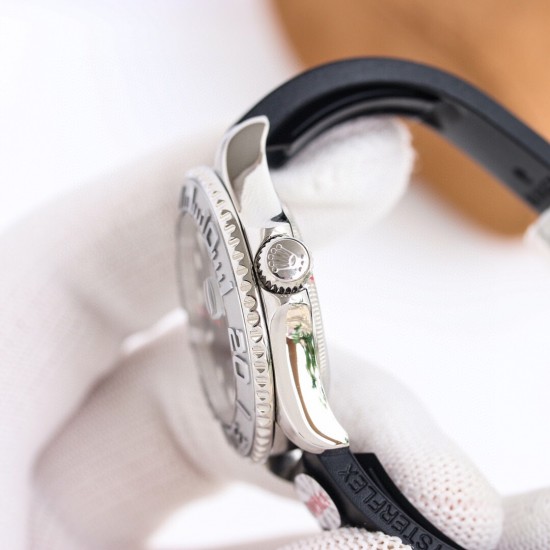 ROLEX 劳力士 游艇名仕型m268621-精致而不失个性!2836自动机械直径:37mm玻璃:蓝宝石整体外观打磨线条棱角清晰,延续奔驰针和放大镜日历的经典设计表壳表链材质:316精钢,其外观镶有抗刮损Cerachrom 陶瓷外圈原装保险扣 超强夜光。 ROLEX 劳力士 游艇名仕型m268621-精致而不失个性!2836自动机械直径:37mm玻璃:蓝宝石整体外观打磨线条棱角清晰,延续奔驰针和放大镜日历的经典设计表壳表链材质:316精钢,其外观镶有抗刮损Cerachrom 陶瓷外圈原装保险扣 超强夜光。