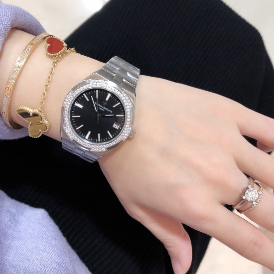 实拍【Vacheron Constantin江诗丹顿】纵横四海系列OVERSEAS女款小号型钢带款——一款极具魅力和旅行精神的女性腕表【表壳】直径36mm适合大部分女性佩戴,84颗圆形切割施华洛水更是钻璀璨夺目 【表盘】简约的大三针设计 旭日纹缎面拉丝的工艺处理 深邃优雅 时标均带白色夜光涂层 【机芯】CITIZEN8系列改Cal.5300机芯(机芯稳定零返修 ) 原装18k纳米镀金质摆陀! 实拍【Vacheron Constantin江诗丹顿】纵横四海系列OVERSEAS女款小号型钢带款——一款极具魅力和旅行精神的女性腕表【表壳】直径36mm适合大部分女性佩戴,84颗圆形切割施华洛水更是钻璀璨夺目 【表盘】简约的大三针设计 旭日纹缎面拉丝的工艺处理 深邃优雅 时标均带白色夜光涂层 【机芯】CITIZEN8系列改Cal.5300机芯(机芯稳定零返修 ) 原装18k纳米镀金质摆陀!