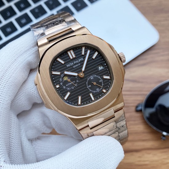 实物拍摄品牌：百达翡丽-PATEK PHILPPE 运动系列鹦鹉类型：[酷]男士腕表表壳：316精钢（做工优质）表带：顶级316精钢机芯：高级定制全自动机械机芯(走时稳定)材料：高级强化镀膜镜面尺寸：直径41mm 厚度12.5mm