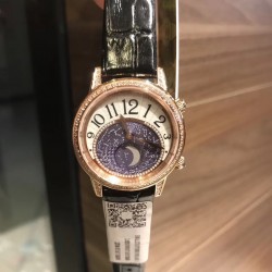 实拍 积家约会系列月相腕表延续了约会系列的独特美学，以珍珠母贝打造一轮皎洁明月，伴以钻石镶饰的璀璨星光，衬于深邃的蓝天表盘之上，可谓“晃所有人的眼，露自己的脸”，将女士的优雅浪漫萦绕腕间，俘获了芳心无数。进口石英机芯，蓝宝石镜面，原装折叠扣，表盘宽34mm，厚9mm。