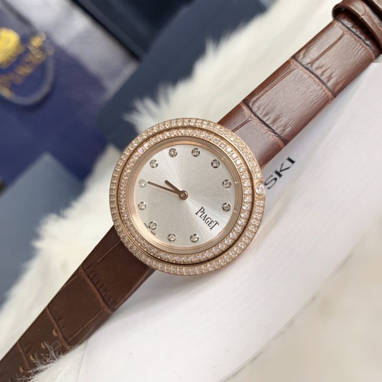 实拍 伯爵-PIAGET 女士腕表 瑞士石英机芯 316L精钢表壳 真牛皮表带 尺寸34*8mm 蓝宝石玻璃镜面 简约的设计,大胆而多彩的配色,以及旋转表圈是伯爵品牌 Possession腕表的特质所在。通过品牌制表师们天马星空的创意,将各个亮色的表带与贵金属、钻石、精钢材质相融,通过圆形盘面的演绎,令全新的 Possession腕表越发闪耀夺目,给人眼前一亮之感。 实拍 伯爵-PIAGET 女士腕表 瑞士石英机芯 316L精钢表壳 真牛皮表带 尺寸34*8mm 蓝宝石玻璃镜面 简约的设计,大胆而多彩的配色,以及旋转表圈是伯爵品牌 Possession腕表的特质所在。通过品牌制表师们天马星空的创意,将各个亮色的表带与贵金属、钻石、精钢材质相融,通过圆形盘面的演绎,令全新的 Possession腕表越发闪耀夺目,给人眼前一亮之感。