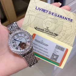 实拍 积家Rendez-Vous约会系列 全自动机械飞轮女士腕表，由天然深海珍珠贝母打造的表盘与精钢镶钻表圈交相辉映，散发着柔和的七彩光泽，而位于六时位置的飞轮则如优雅的腕上芭蕾，尽显独特女性魅力。高端配置，蓝宝石镜面，进口牛皮原装折叠扣/精钢表壳表带，尺寸：宽33mm、厚11mm。