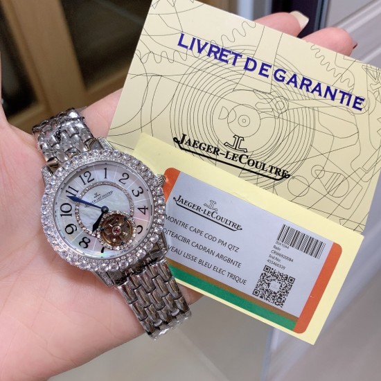 实拍 积家Rendez-Vous约会系列 全自动机械飞轮女士腕表,由天然深海珍珠贝母打造的表盘与精钢镶钻表圈交相辉映,散发着柔和的七彩光泽,而位于六时位置的飞轮则如优雅的腕上芭蕾,尽显独特女性魅力。高端配置,蓝宝石镜面,进口牛皮原装折叠扣/精钢表壳表带,尺寸:宽33mm、厚11mm。 实拍 积家Rendez-Vous约会系列 全自动机械飞轮女士腕表,由天然深海珍珠贝母打造的表盘与精钢镶钻表圈交相辉映,散发着柔和的七彩光泽,而位于六时位置的飞轮则如优雅的腕上芭蕾,尽显独特女性魅力。高端配置,蓝宝石镜面,进口牛皮原装折叠扣/精钢表壳表带,尺寸:宽33mm、厚11mm。