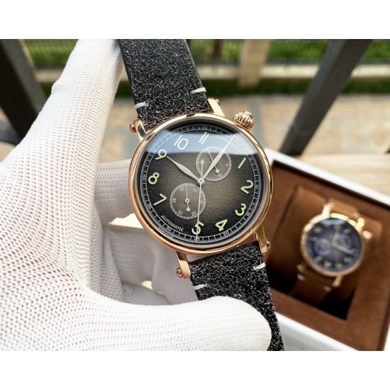 浪琴 Longines 年度爆款,限量版飞行员腕表,独特的倾斜式表盘源自1935为美国军方设计的表款,致敬品牌与航空的历史渊源。精钢表壳直径44mm,也是飞行员表常见的大号尺寸,黑色磨砂表盘采用渐变色效果,棕黄色的阿拉伯数字时标充满了复古气息。搭载全自动机械机芯,做旧皮革表带,销量销售 浪琴 Longines 年度爆款,限量版飞行员腕表,独特的倾斜式表盘源自1935为美国军方设计的表款,致敬品牌与航空的历史渊源。精钢表壳直径44mm,也是飞行员表常见的大号尺寸,黑色磨砂表盘采用渐变色效果,棕黄色的阿拉伯数字时标充满了复古气息。搭载全自动机械机芯,做旧皮革表带,销量销售