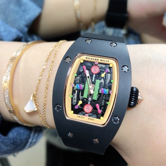 实拍 最新理查珐琅棉花糖理查德米勒 RichardMille 珐琅棉花糖 最新爆款 bon bon系列最稀有的作品!克服传统工艺打破模式!钟表最受尊敬的技术之一。不是所有人的嫁妆,棉花糖运动曲线和颜色,它们是诱人的。有了理查德米勒,实现了把棉花糖戴在你的手腕上!白色陶瓷加上黄粉绿搪瓷表盘,RM-07柔和的颜色创造了一个组合...甜蜜!糖果店的一次旅行,一个让人难以置信的艺术品。你会戴上它吗? 实拍 最新理查珐琅棉花糖理查德米勒 RichardMille 珐琅棉花糖 最新爆款 bon bon系列最稀有的作品!克服传统工艺打破模式!钟表最受尊敬的技术之一。不是所有人的嫁妆,棉花糖运动曲线和颜色,它们是诱人的。有了理查德米勒,实现了把棉花糖戴在你的手腕上!白色陶瓷加上黄粉绿搪瓷表盘,RM-07柔和的颜色创造了一个组合...甜蜜!糖果店的一次旅行,一个让人难以置信的艺术品。你会戴上它吗?
