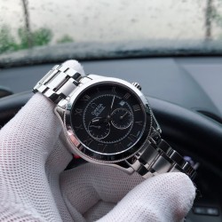 SJ出品 品牌：欧米茄 OMEGA R2 新系列 简约而典雅的316L精钢壳套 镶入钨钢材质 台湾工厂最高工艺塑造 搭载最新原装日本进口机械机芯（零返修）9字位二十四小时显示，4字位跑秒盘，蓝宝石防刮镜面，原装蝴蝶按扣 塑造顶级完美腕表。绅士所拥有的标准尺寸：40mm*11mm。高贵雅致及精美细腻的工艺！对完美的不懈追求。三杰精致推荐男士机械腕表 SJ为你精心打造超真实实物图拍摄