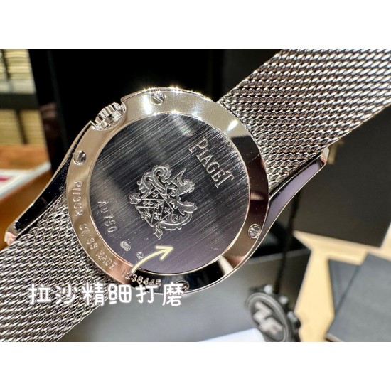 出品伯爵Limelight Gala腕表超级版,原装开模,修正现市面任何版本的不足!【精彩细节】1.ZF运用一流的壳套打磨工艺,诠释伯爵优雅气质。2.底盖的贵金属钢印清晰明朗,苍劲有力。3.底盖结构同步正品,采用双层防磁防震设计。4.采用定制版瑞士石英机芯,续航给力,走时稳健,零返修。5.镶饰60颗明亮式切割施华洛世奇美钻(约0.92克拉)。表扣镶饰单颗明亮式切割施华洛世奇美钻(约0.01克拉)动人线条衬托优雅气质 ZF出品 必属精品! 出品伯爵Limelight Gala腕表超级版,原装开模,修正现市面任何版本的不足!【精彩细节】1.ZF运用一流的壳套打磨工艺,诠释伯爵优雅气质。2.底盖的贵金属钢印清晰明朗,苍劲有力。3.底盖结构同步正品,采用双层防磁防震设计。4.采用定制版瑞士石英机芯,续航给力,走时稳健,零返修。5.镶饰60颗明亮式切割施华洛世奇美钻(约0.92克拉)。表扣镶饰单颗明亮式切割施华洛世奇美钻(约0.01克拉)动人线条衬托优雅气质 ZF出品 必属精品!